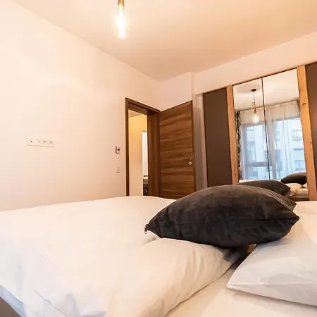 Апартаменти Magnolia Apt - 1 Bedroom Apartment With Free Secured Parking, Mountain Views, 10 Mins To Old Town Брашов