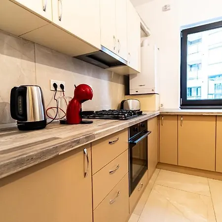 Magnolia Apt - 1 Bedroom Apartment With Free Secured Parking, Mountain Views, 10 Mins To Old Town Брашов